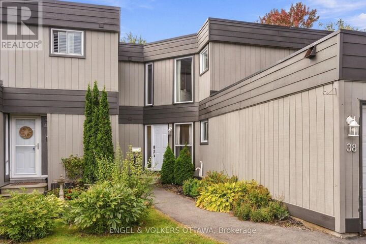 Property Photo: 38 Compata Way ON K1B 4W9