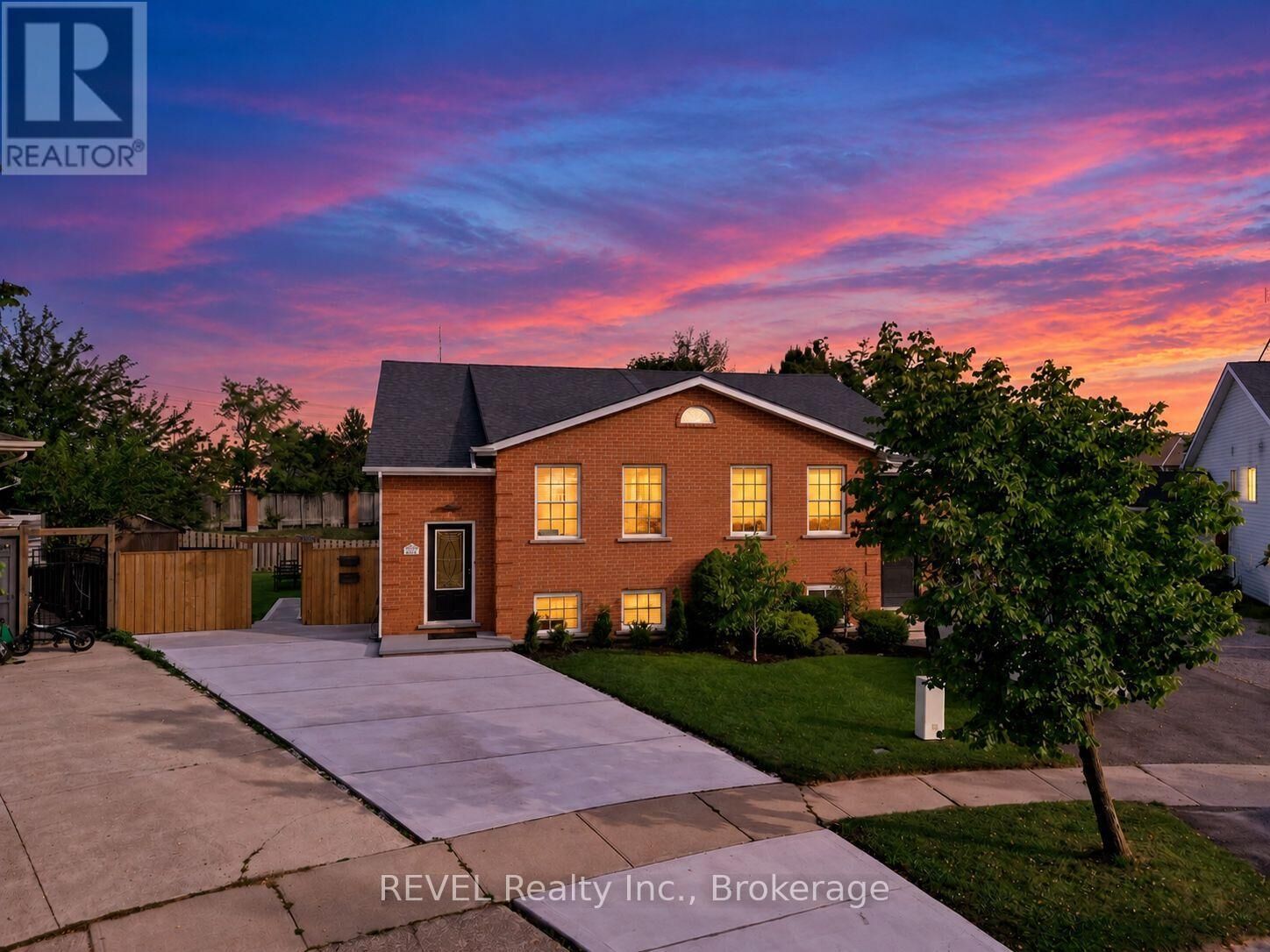 Property Photo: 4966 Windgate Drive ON L2H 2Z7