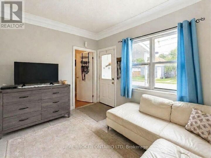 Property Photo:  563 South Street South  ON N6B 1C5 