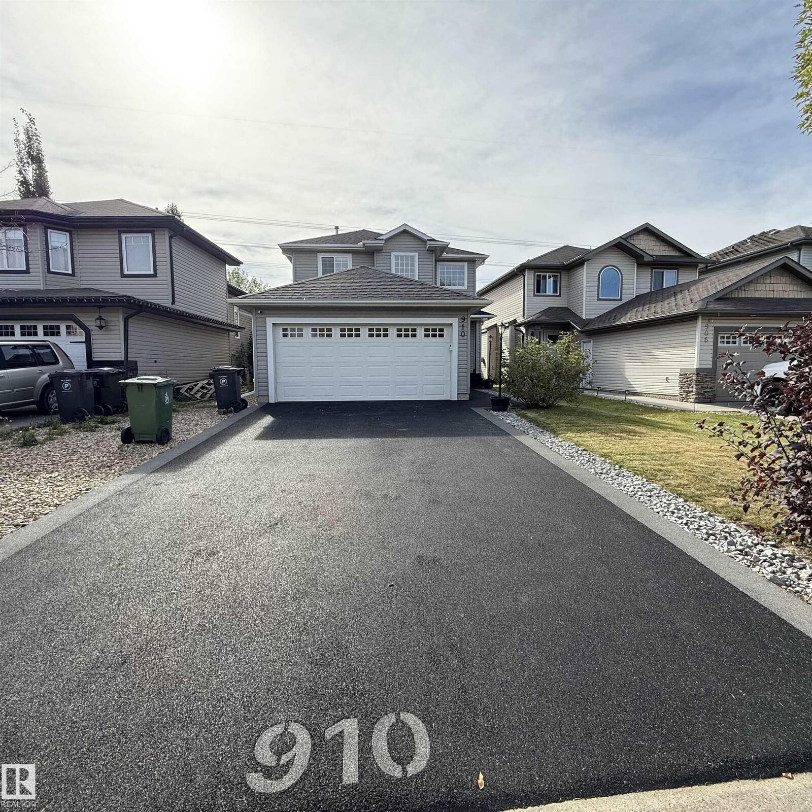 Property Photo:  910 Oakland Boulevard  AB T9G 2G6 