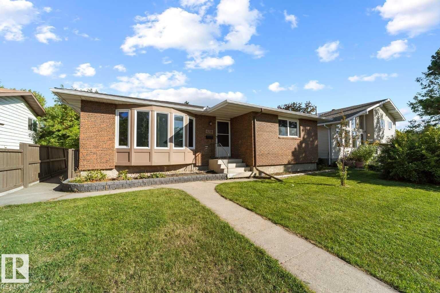 Property Photo:  6218 34A Avenue NW  AB T6L 1E4 