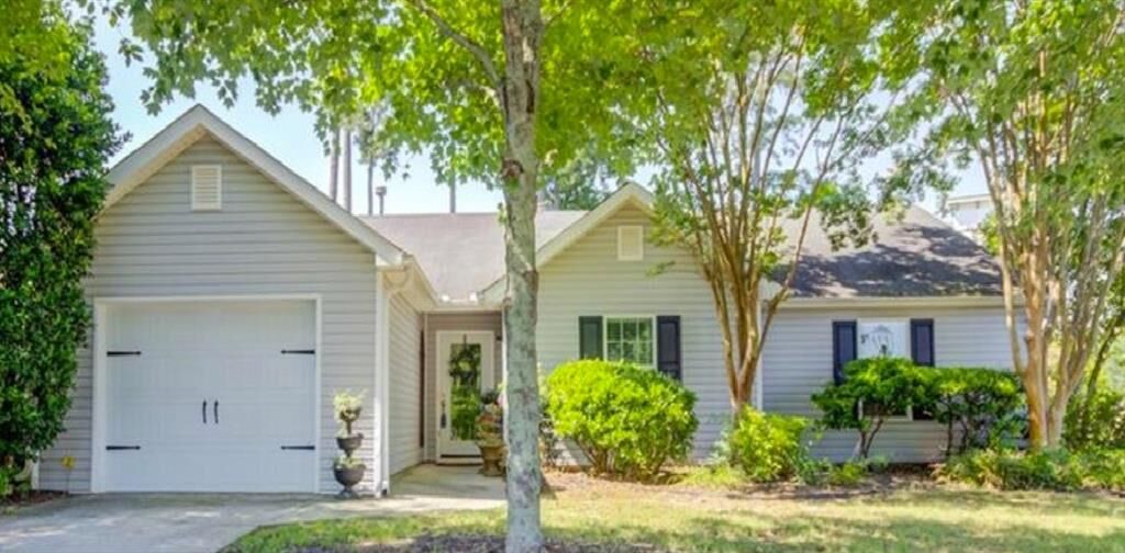 Property Photo: 1215 Hillcrest Glenn Circle GA 30518
