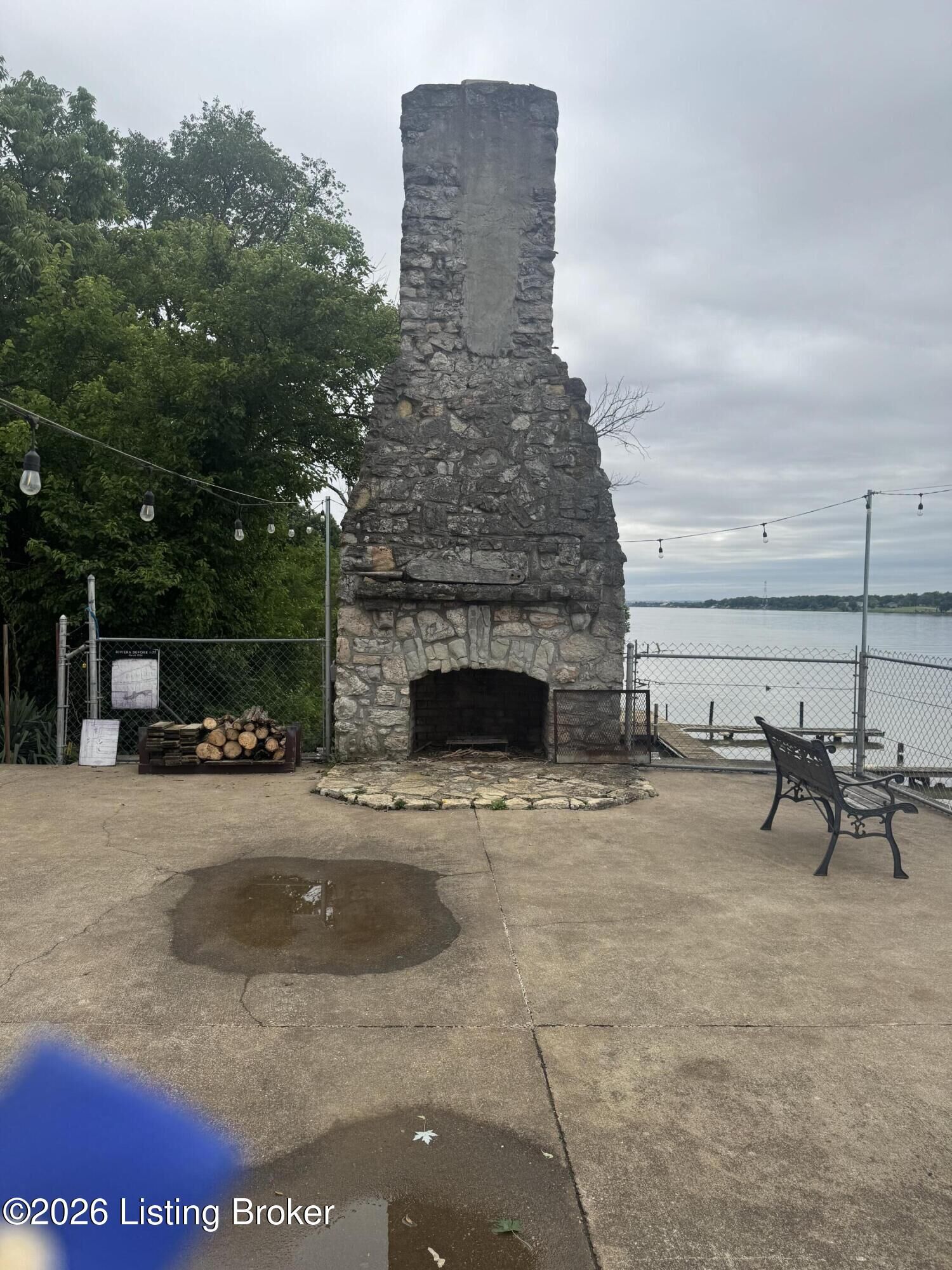 Property Photo:  911 W Riverside Dr  KY 40207 