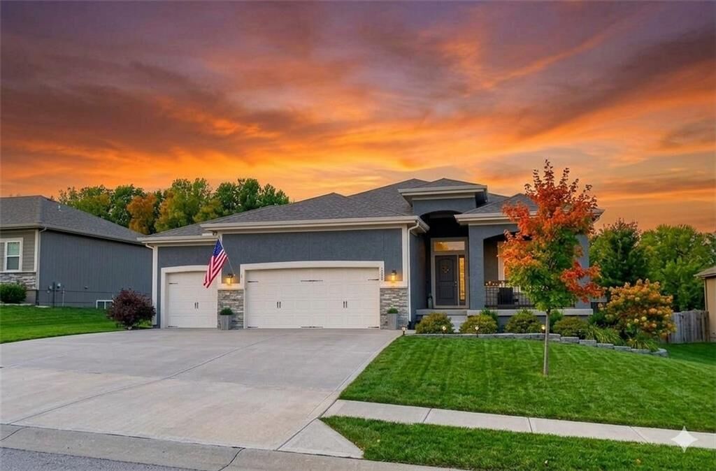 Property Photo:  504 Bentwater Drive  MO 64083 