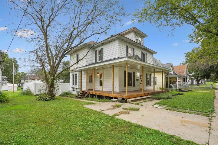 Property Photo:  110 5th Ave SE  IA 50662 