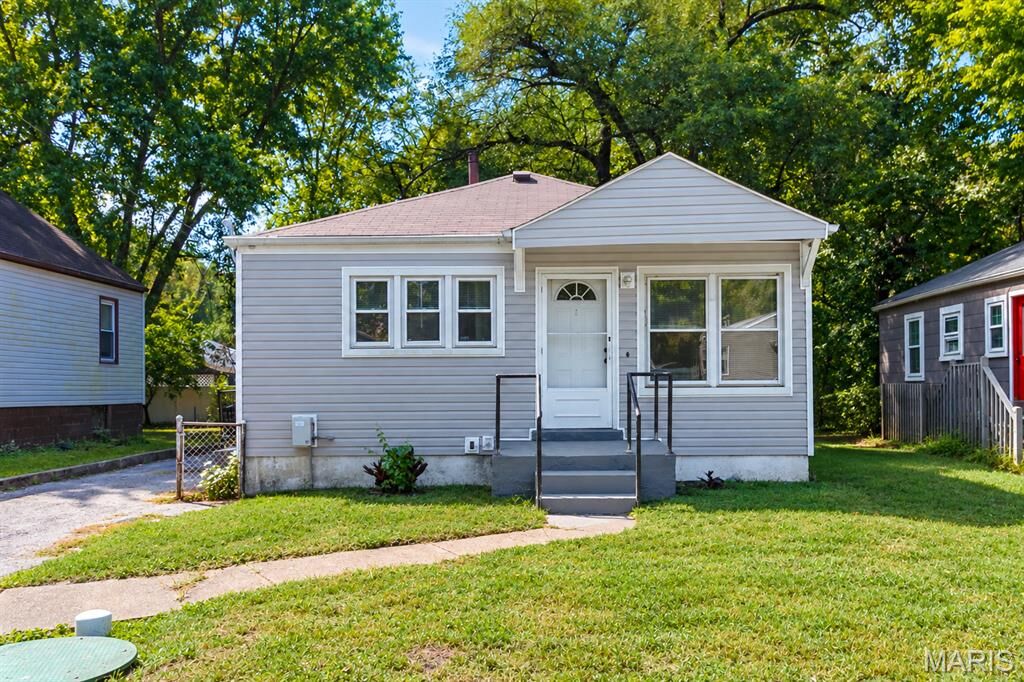 Property Photo: 609 Belmont Place MO 63135