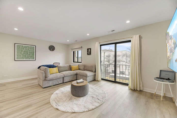 Property Photo: 7109 N Western Avenue 3S IL 60645