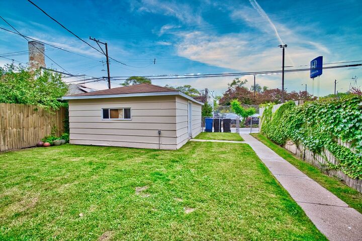 Property Photo:  6609 N Artesian Avenue 1  IL 60645 