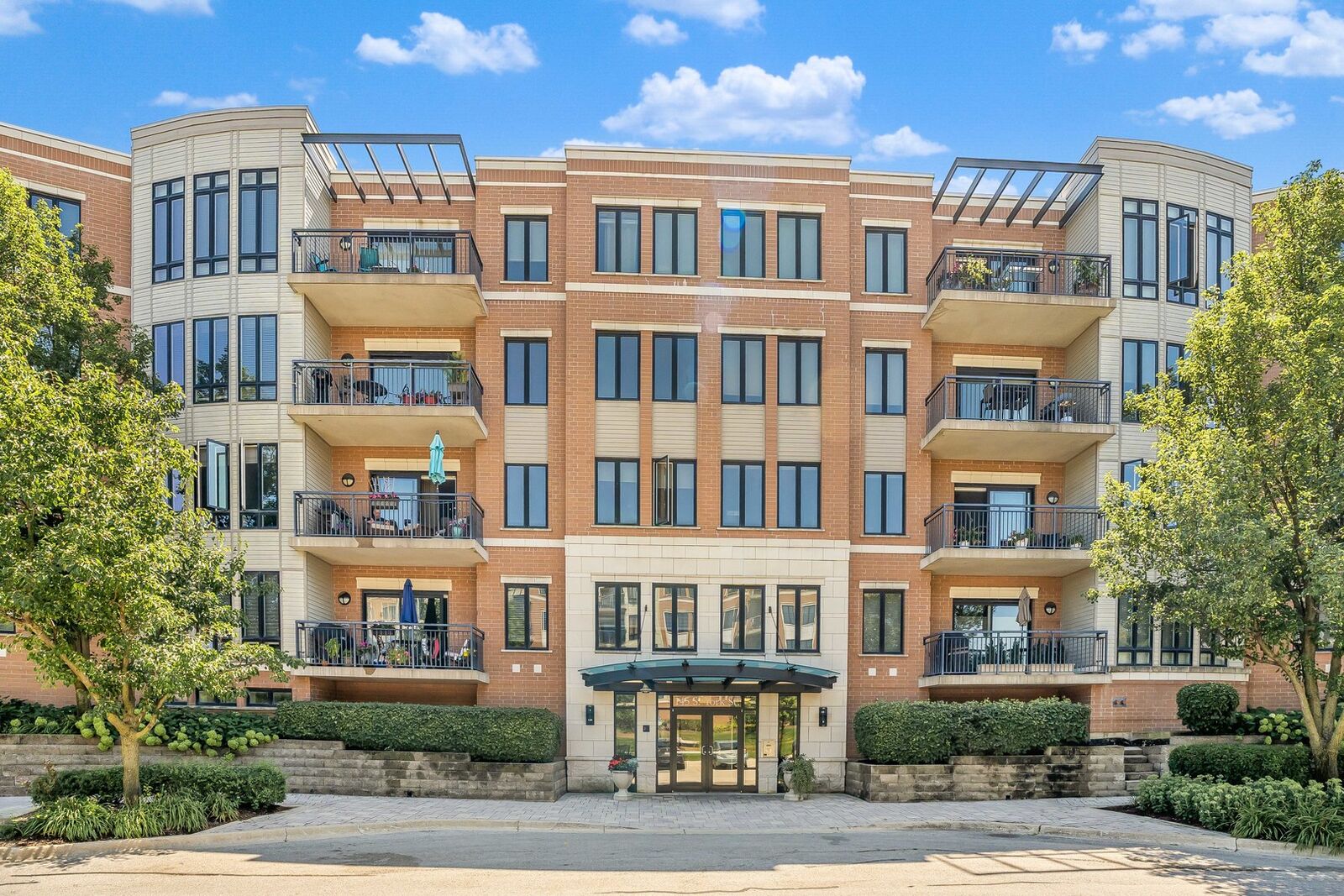 Property Photo: 145 S York Street 420 IL 60126