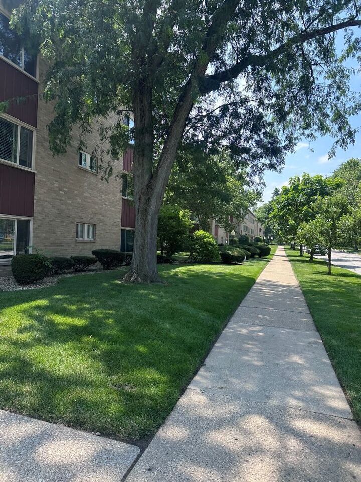 Property Photo:  2612 Central Drive 1N  IL 60422 