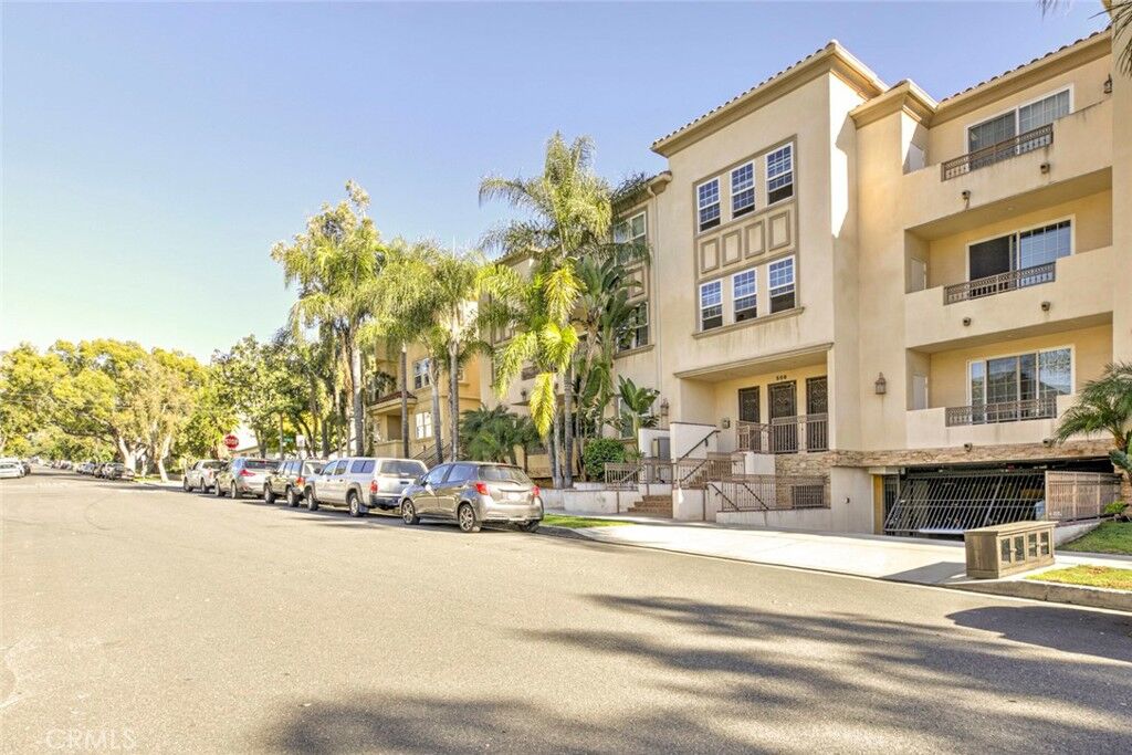 Property Photo:  556 E Palm Avenue 102  CA 91501 
