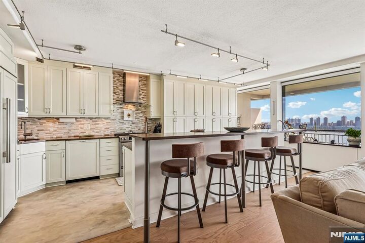 Property Photo:  4 Horizon Road #1015  NJ 07024 