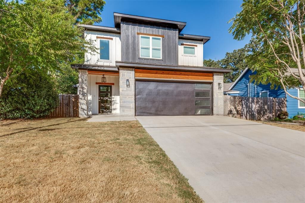 Property Photo: 1315 Oak Knoll Drive TX 76117