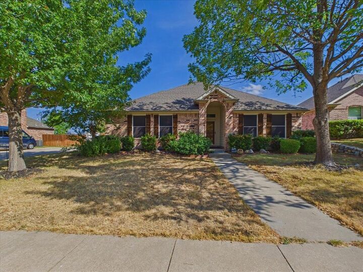 Property Photo:  613 Quail Hollow Drive  TX 76065 