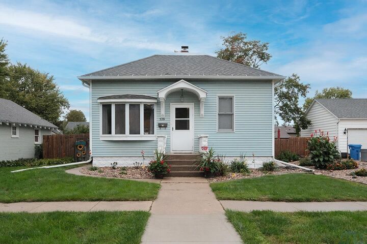 Property Photo:  329 2nd Ave NE  IA 51250 