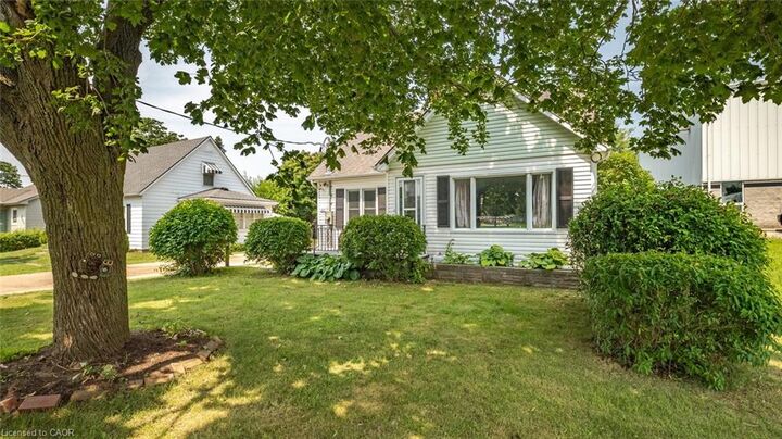 Property Photo: 509 Queensway W ON N3Y 4R5