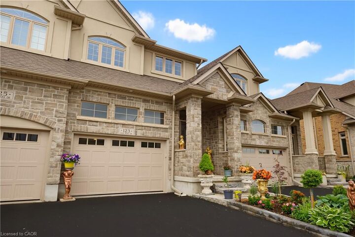 Property Photo:  123 Oak Park Drive  ON N2K 0B3 