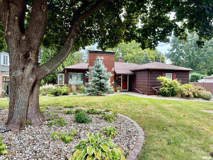Property Photo: 1749 N Academy Street IL 61401