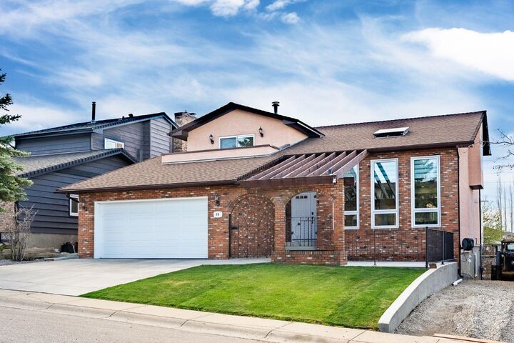 Property Photo:  76 Beaconsfield Way NW  AB T3K 1X1 