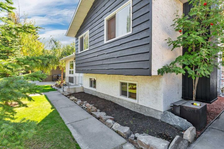 Property Photo:  54 Lakeview Crescent  AB T4S 1J7 