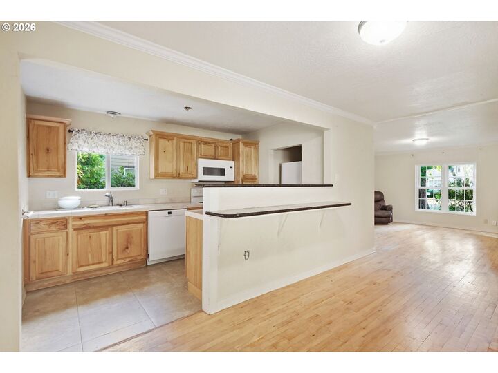 Property Photo:  716 F St  OR 97477 