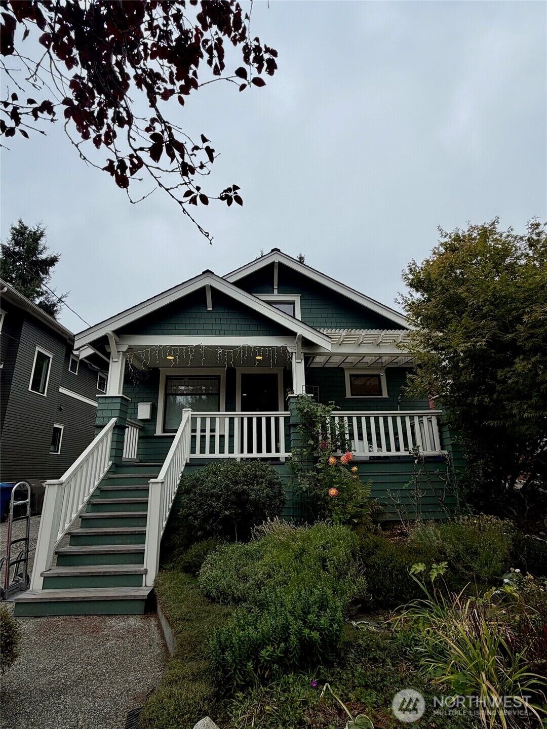 Property Photo: 4723 2nd Avenue NE WA 98105