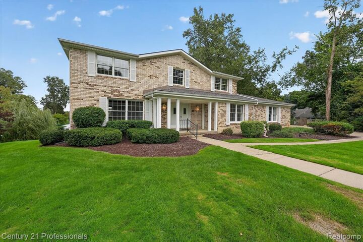 Property Photo: 6075 Quaker Lane MI 48094