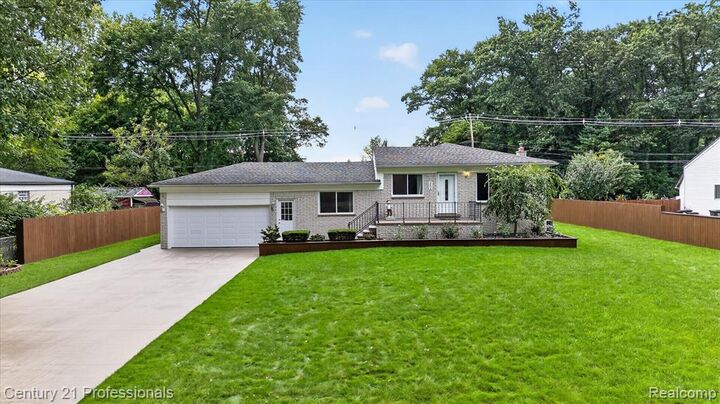Property Photo:  2494 Frankson Avenue  MI 48307 