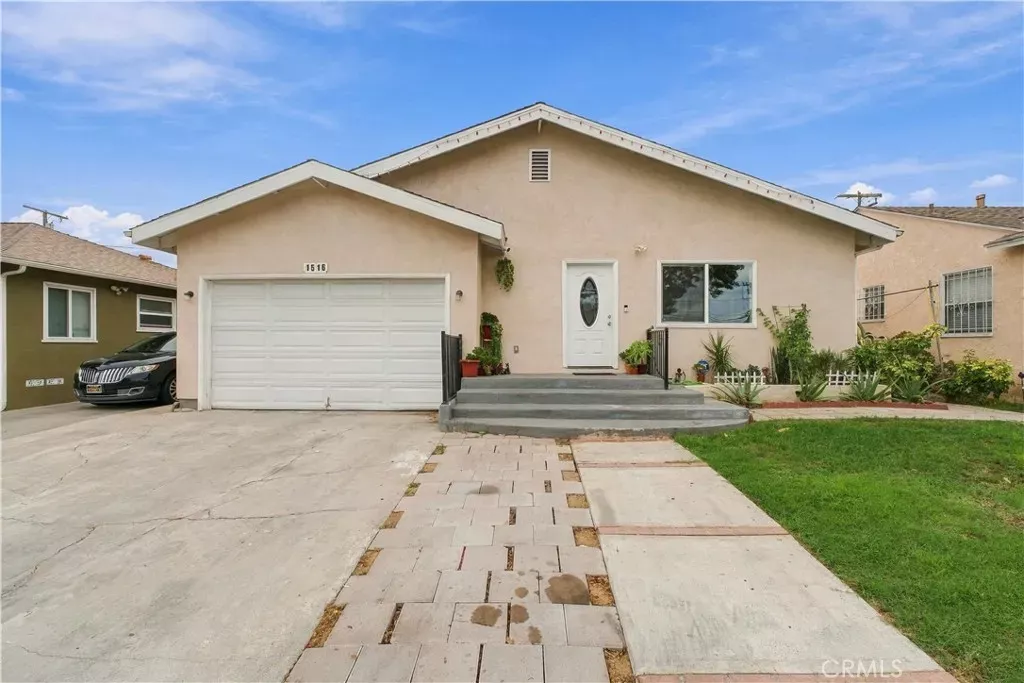 Property Photo:  1516 W 138th  CA 90222 