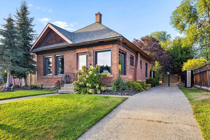 Property Photo:  811 E Glass Ave  WA 99207 