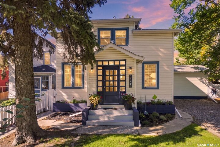 Property Photo:  1121 B Avenue N  SK S7L 1G2 