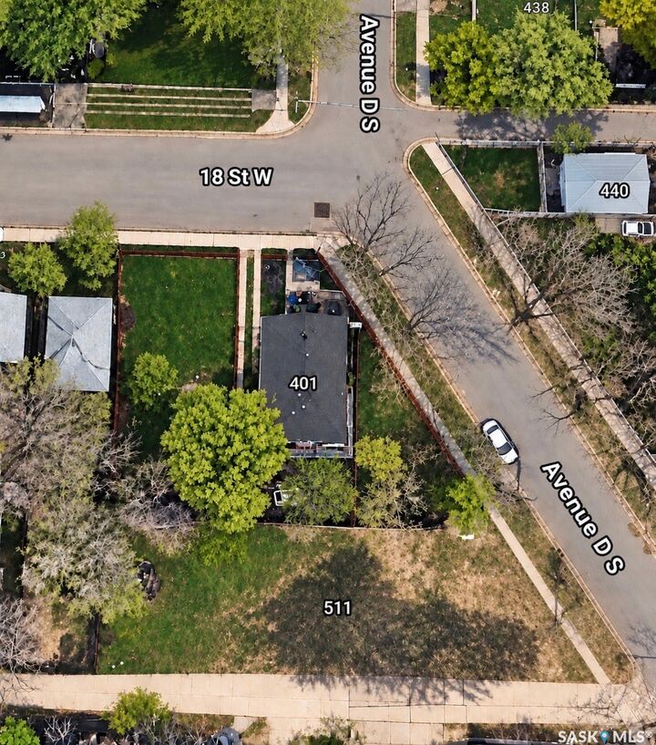 Property Photo:  401 18th Street W  SK S7M 1W7 