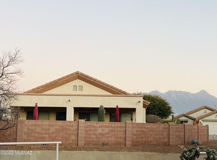 Property Photo:  552 W Royal Troon Place  AZ 85614 