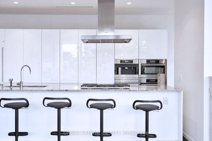 Property Photo: 180 University Avenue 5508 ON M5H 0A2