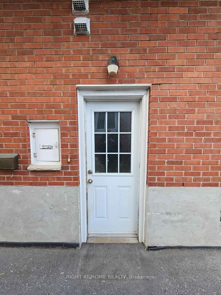Property Photo:  707 Hortop Street Lower  ON L1G 4N7 