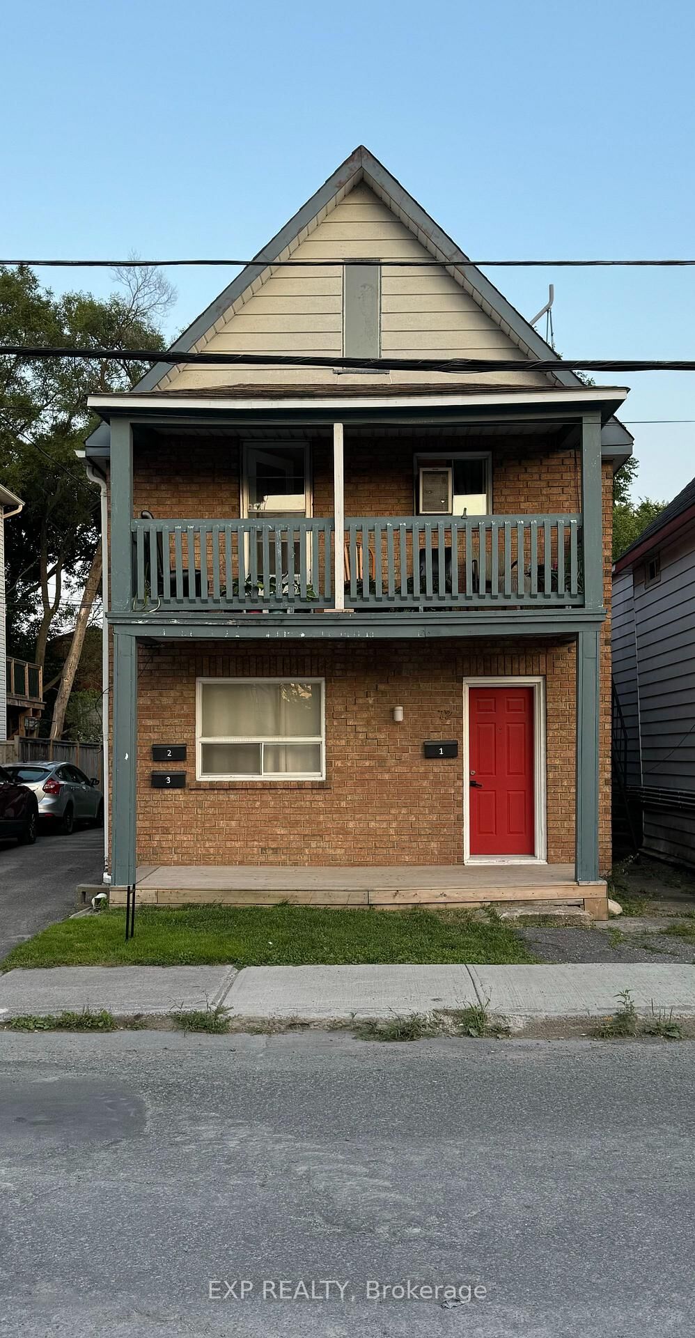 Property Photo:  72 Barrette Street 3  ON K1L 8A3 