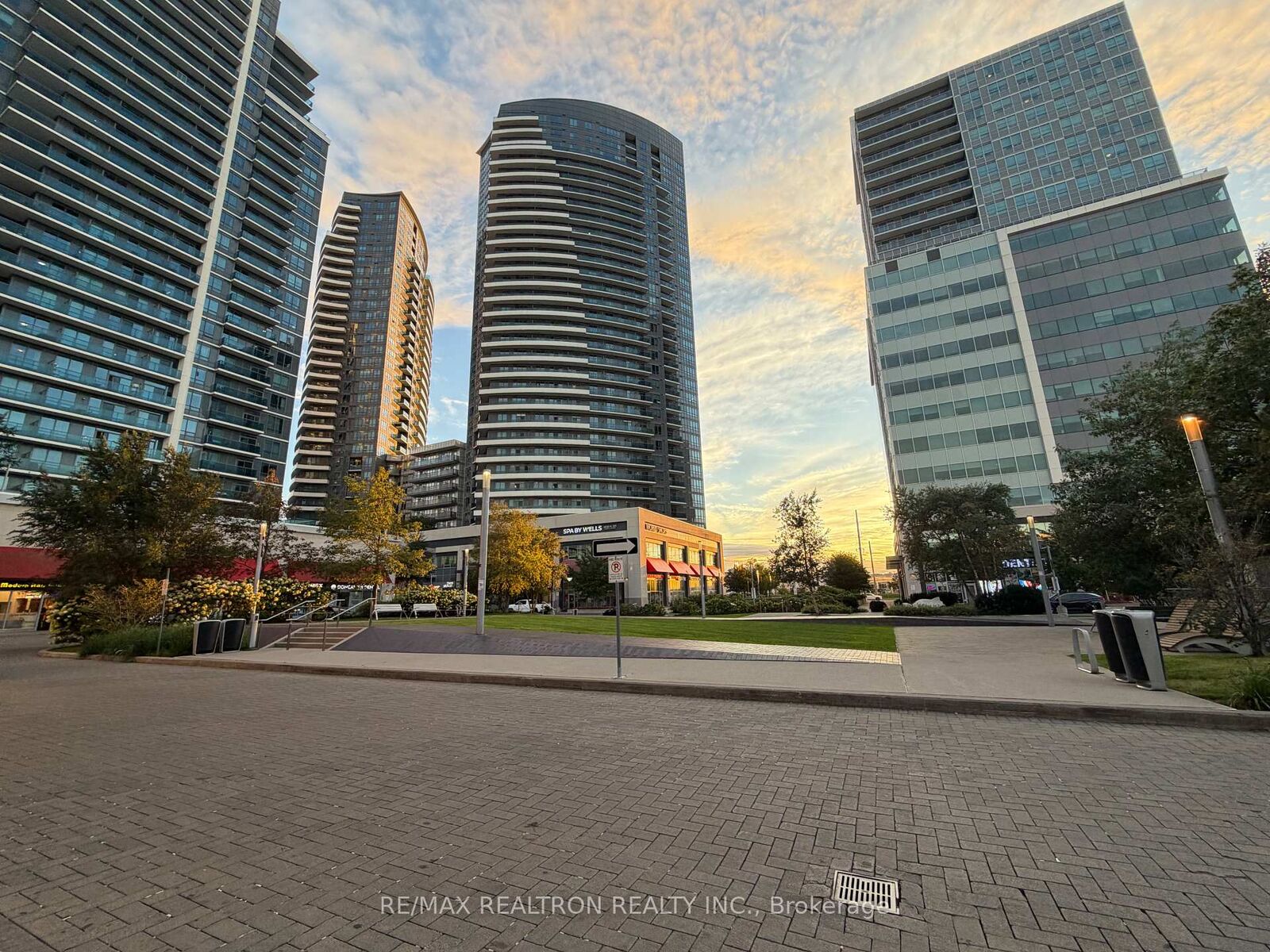 Property Photo: 7171 Yonge Street 1703 ON L3T 0C5