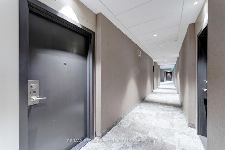 Property Photo:  10 Honeycrisp Crescent 1120  ON L4K 0M7 