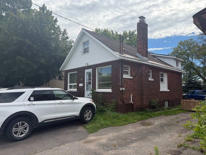 Property Photo:  37 Albert Street E  ON P6A 2H7 