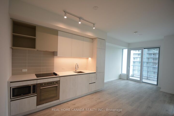 Property Photo:  7890 Jane Street 1811  ON L4K 0K9 
