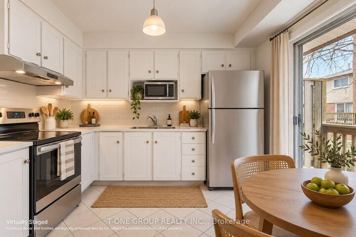 Property Photo:  3025 Cedarglen Gate 75  ON L5C 2V7 