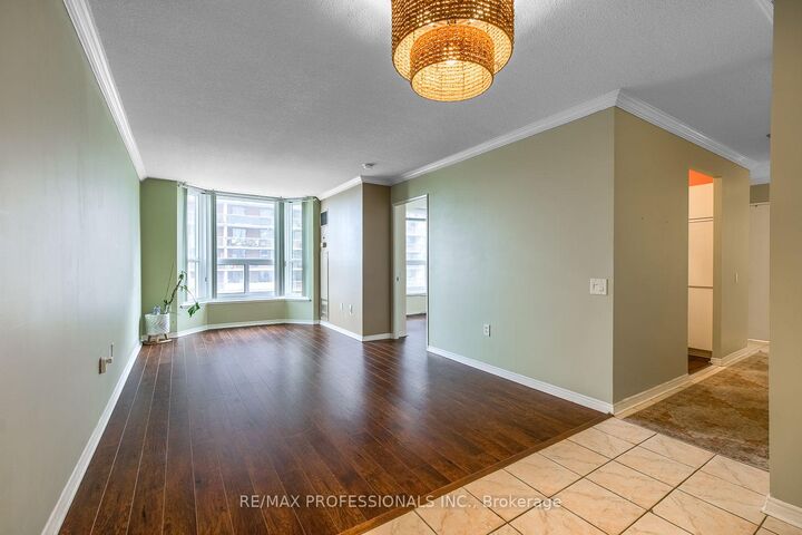 Property Photo:  11 Thorncliffe Pk Drive 207  ON M4H 1P3 