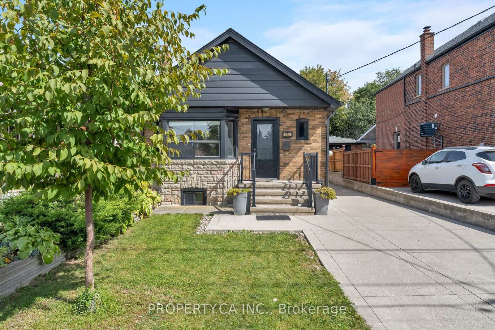 Property Photo:  573 Northcliffe Boulevard  ON M6E 3L6 
