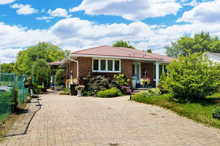 Property Photo:  924 Rex Avenue  ON K2A 2P7 