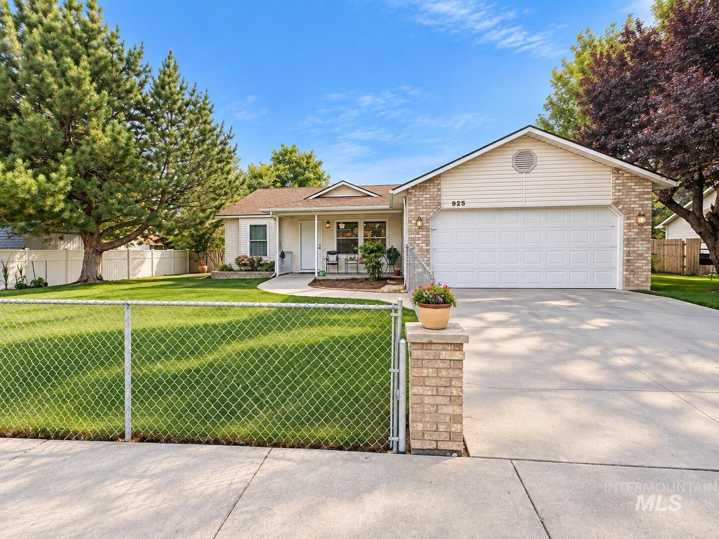 Property Photo:  925 Poplar Drive  ID 83647 