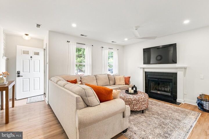 Property Photo:  8 Woodbine Court  PA 19044 