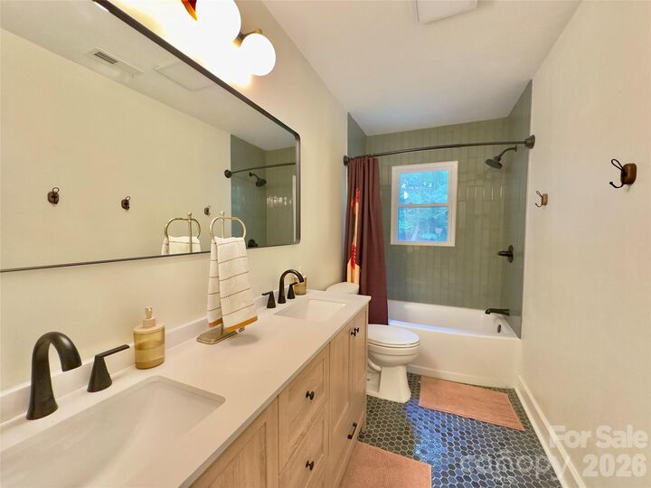Property Photo:  1814 Summerhill Drive  NC 28212 