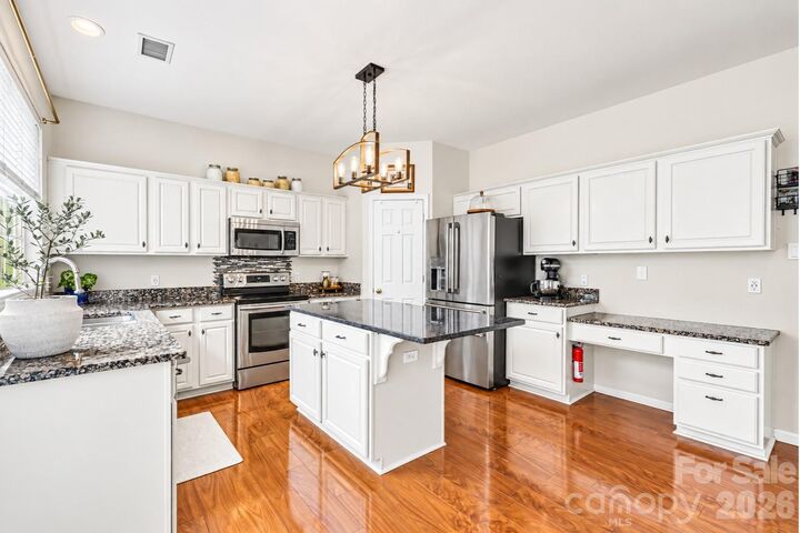 Property Photo: 8728 Fieldcroft Drive NC 28277
