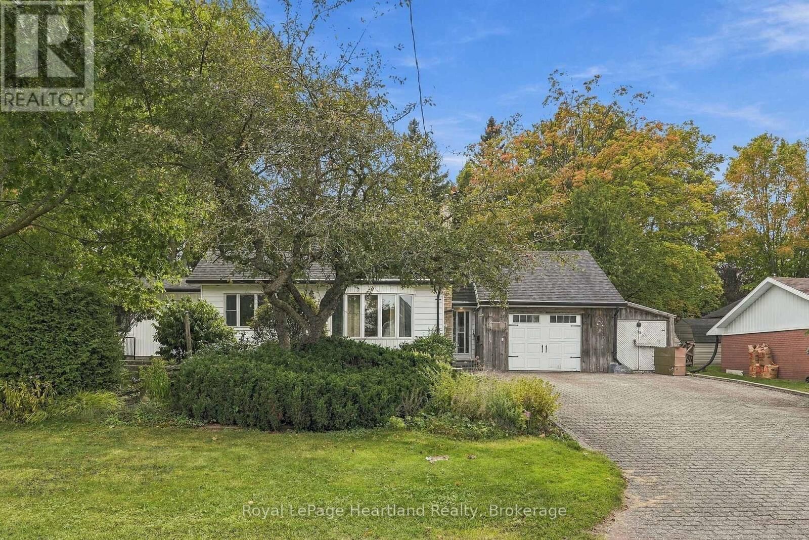 Property Photo:  156 Queen Street South  ON N0G 1Z0 