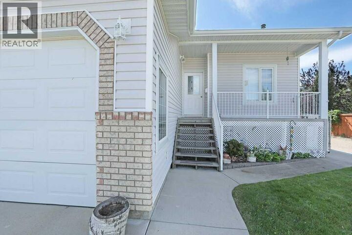 Property Photo:  75 Sunset Crescent Southwest  AB T1B 4T7 